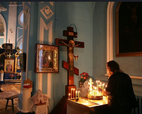 Cum te pot ajuta crucea de la gât, aghiasma, anafura și uleiul sfințit în viața de zi cu zi