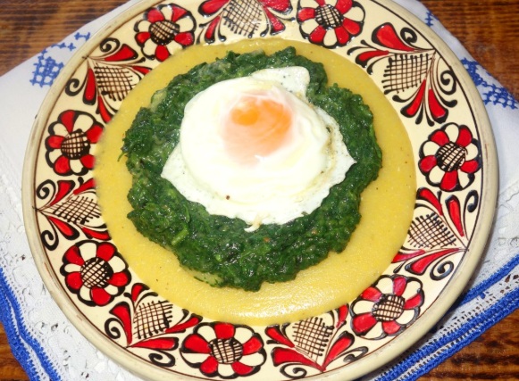 Mâncare de urzici cu mălai: rețeta de primăvară care cucerește prin gust și simplitate