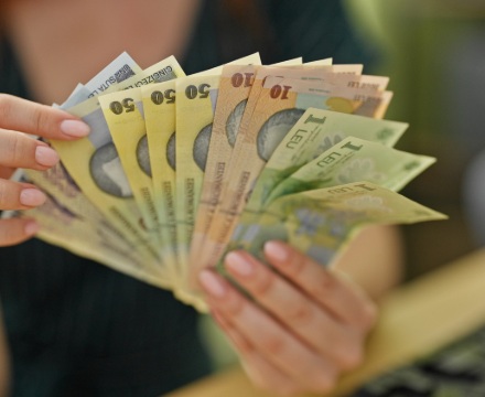 Pensionarii care primesc bani în plus automat în 2026: majorări aplicate direct, fără drumuri la ghișeu