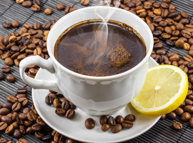 Trucul neașteptat din cafeaua de dimineață! Ce se întâmplă dacă adaugi lămâie