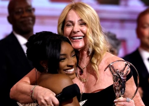 Nadia Comăneci, în lacrimi la Gala Laureus: „Tu m-ai salvat, ești 10-le meu perfect!” Discurs care a emoționat întreaga sală