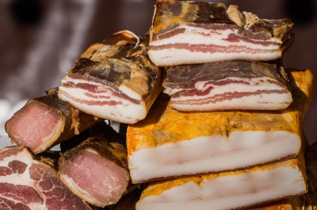 Alimentul tradițional pe care bunicii îl consumau iarna și care revine în atenția specialiștilor. Ce beneficii poate avea șunca de porc preparată în gospodărie