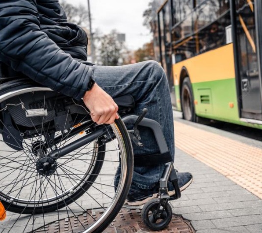 Schimbare importantă pentru românii cu handicap! Se pot pensiona mai devreme. Cu câți ani se reduce vârsta de pensionare