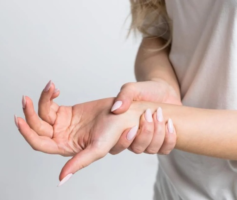 Amorțirea mâinilor poate avea mai multe cauze. Când este un simptom trecător și când este recomandat consultul medical