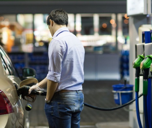 Înainte să alimentezi, verifică asta! Unde sunt cele mai mici prețuri la carburanți