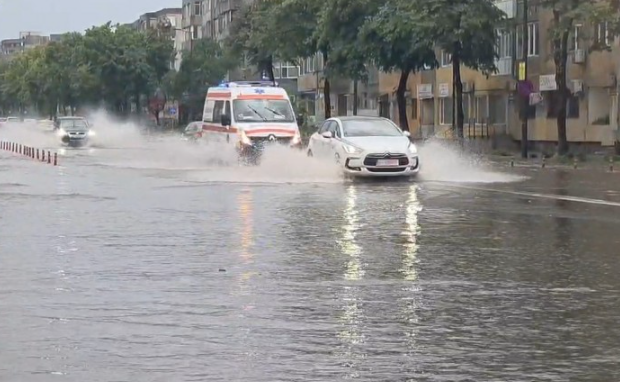 Codurile de vreme severă își arată efectele! Viitura din Bușteni a produs pagube importante