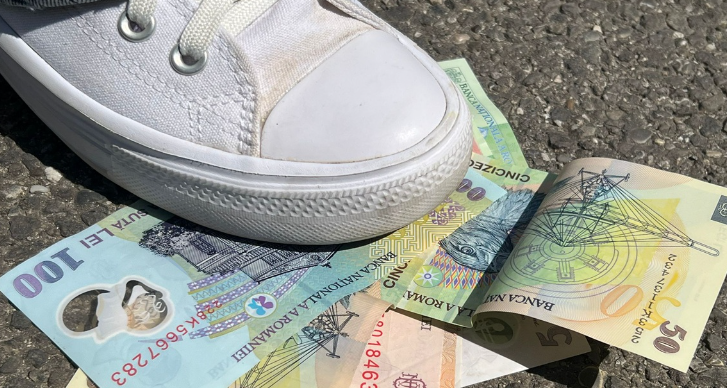 Ce părea un teanc de bancnote era, de fapt, altceva! Pățania virală a unui ieșean